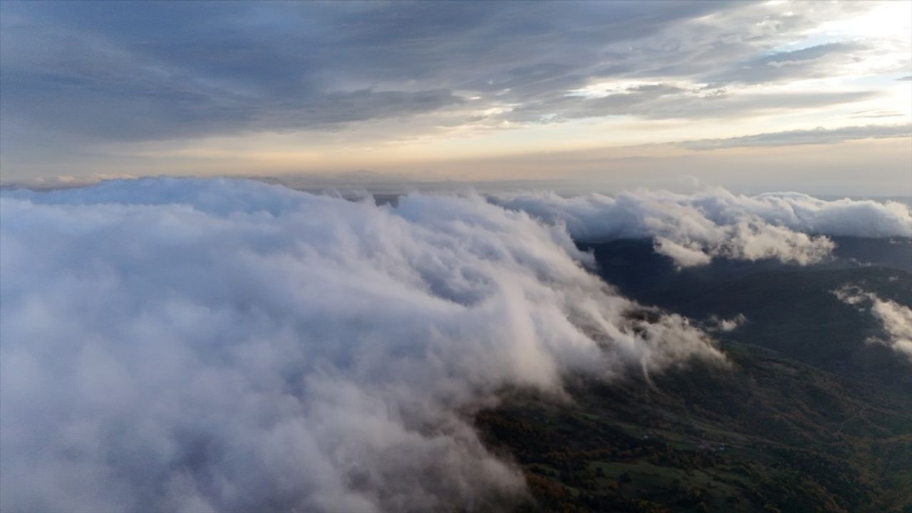 Samsun Alaçam'da 1650 rakımlı Dürtmen Dağı'nda oluşan 'sis denizi' dronla kaydedildi