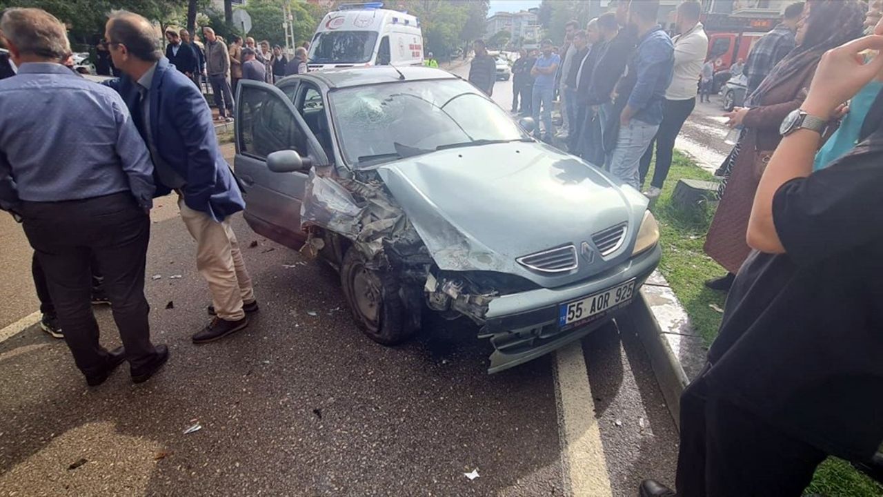 Samsun Atakum'da iki otomobil çarpıştı: 1'i yaya, 3 kişi yaralandı