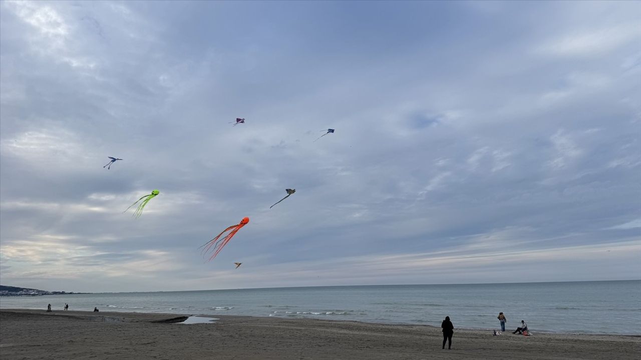 Samsun'da Atakum Sahili Uçurtmalarla Renklendi