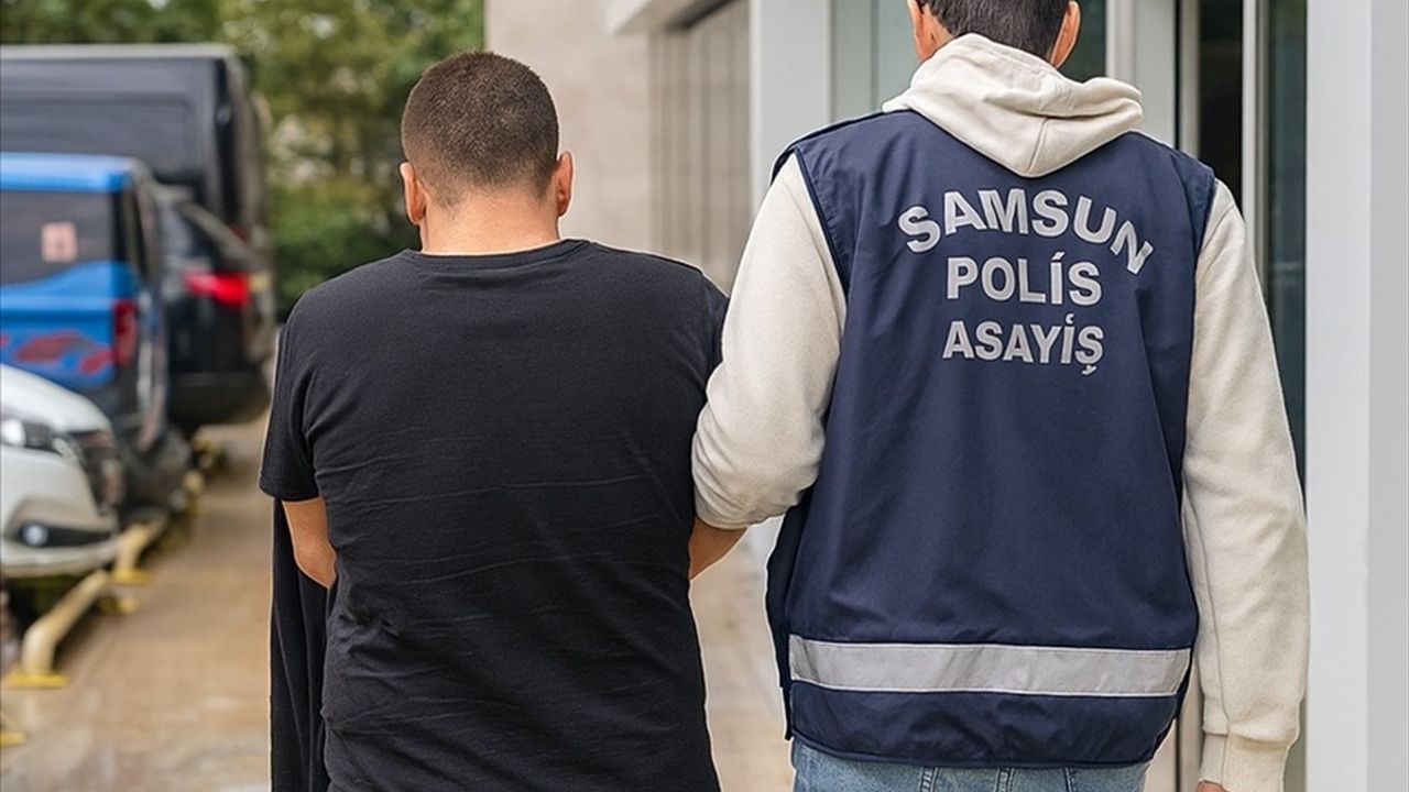 Samsun'da kuyumcuda müşteri kılığında 50 gram altın çalan şüpheli yakalandı