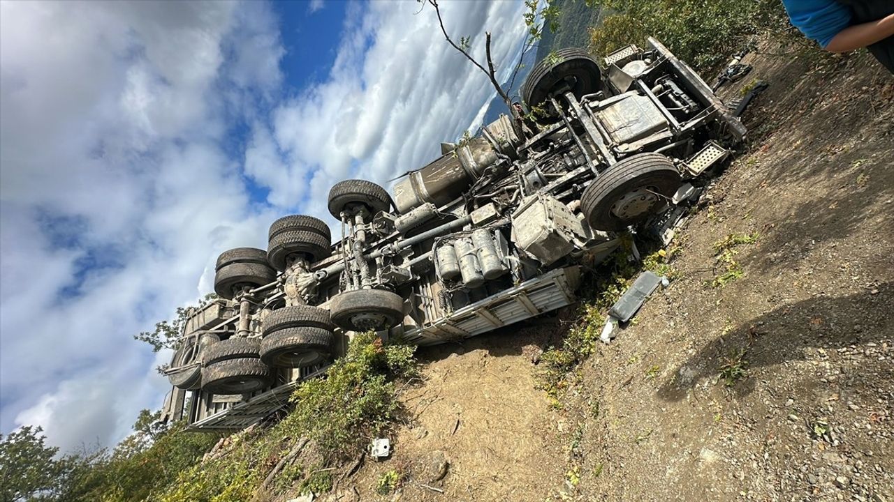 Samsun'da odun yüklü kamyon şarampole devrildi: sürücü yaşamını yitirdi