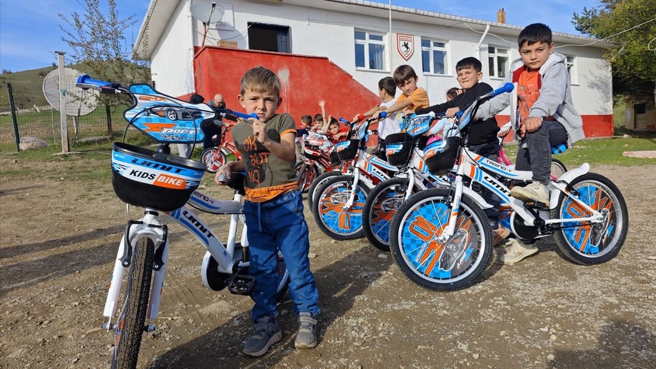 Samsun'da sosyal medya paylaşımı sonrası 13 öğrenciye bisiklet hediye edildi