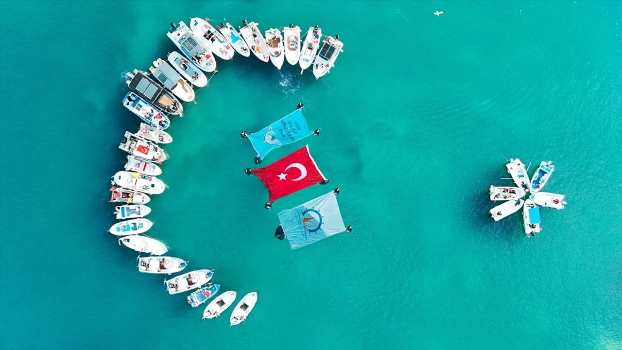 Samsun'da teknelerle denizde ay-yıldız koreografisi