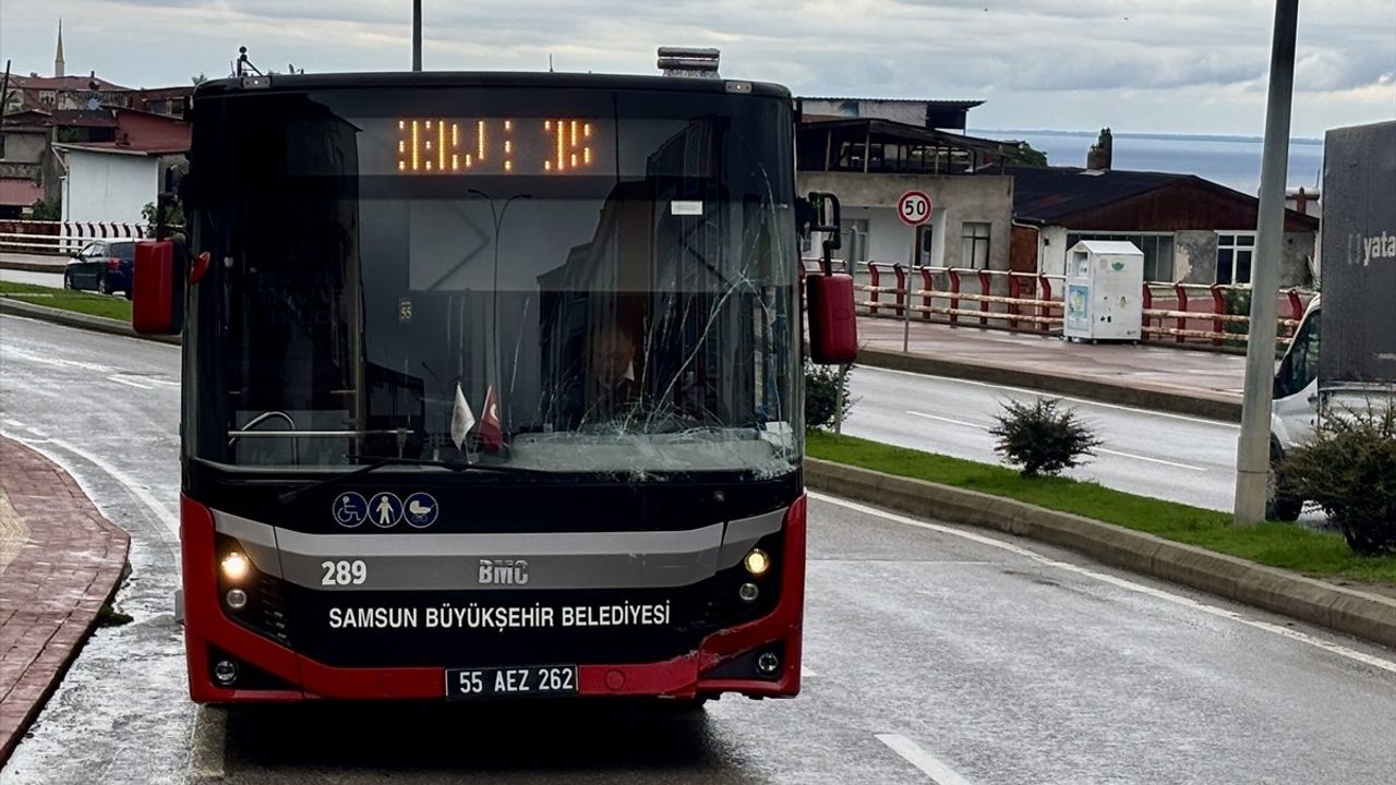 Samsun İlkadım'da kamyonetle çarpışan halk otobüsünde 2 yolcu yaralandı