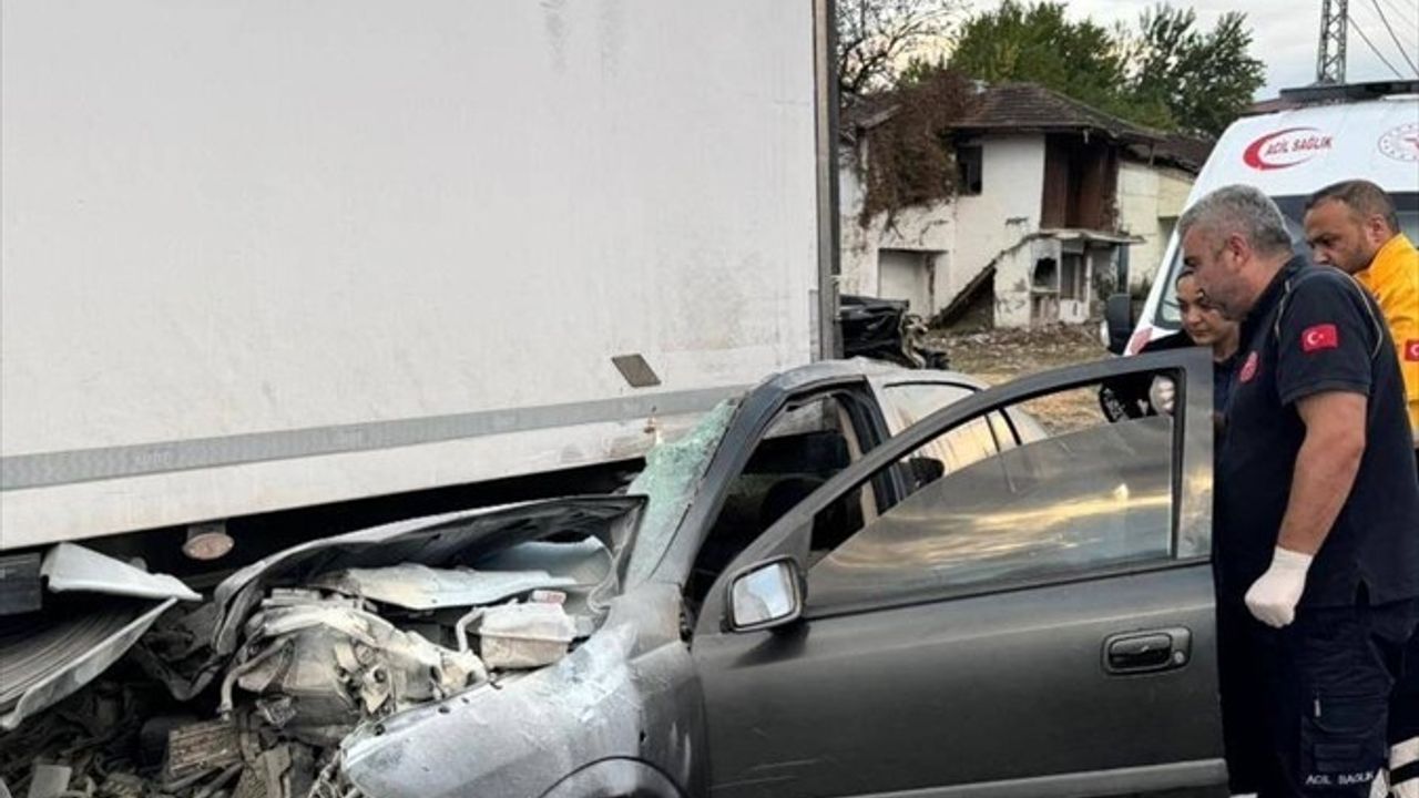 Samsun Kavak'ta tıra arkadan çarpan otomobilin sürücüsü hayatını kaybetti