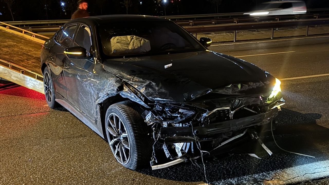 Sancaktepe'de iki otomobilin çarpışması: 4 kişi yaralandı