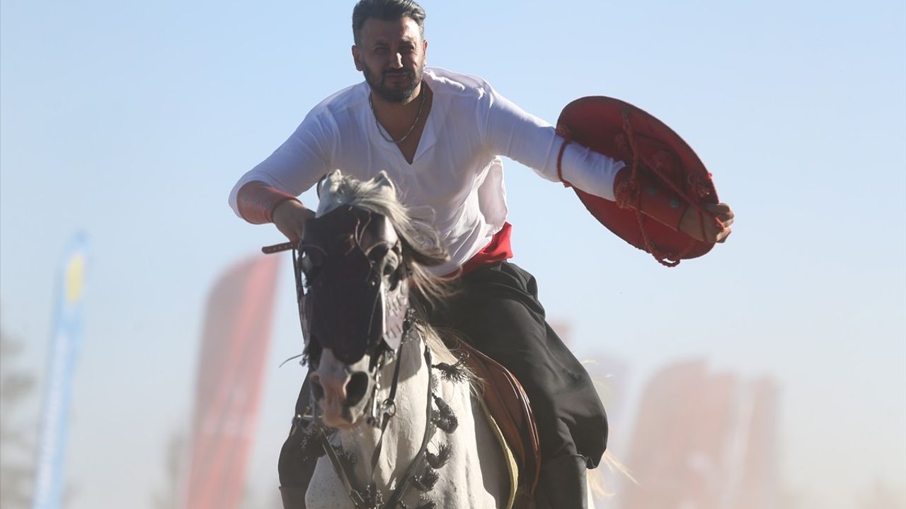 Şanlıurfa'da depremzede gençlere moral: Harran Üniversitesi'nde atlı gösteri