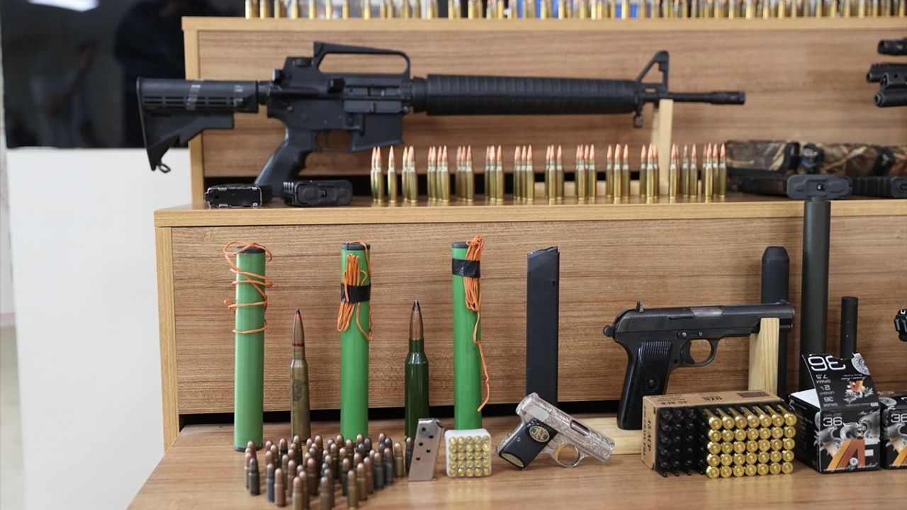 Şanlıurfa'da silah kaçakçılığı operasyonu: 4 gözaltı, çok sayıda silah parçası ele geçirildi