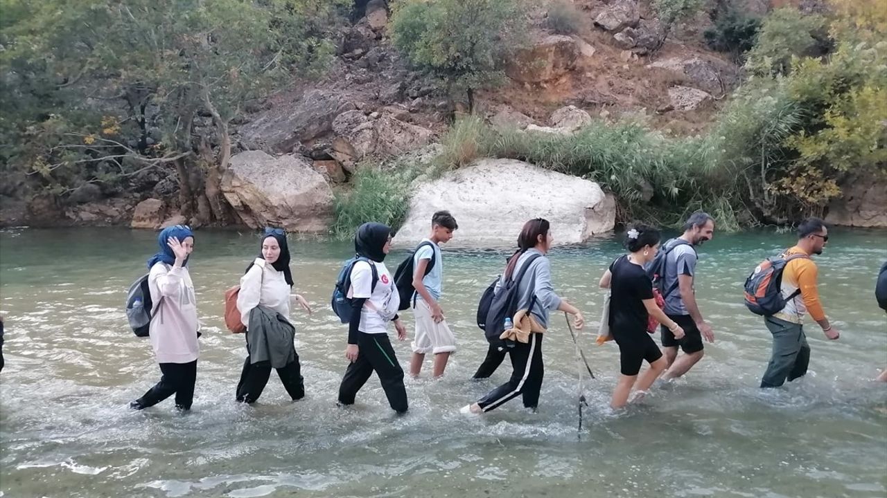 Şanlıurfa Doğa Tutkunları Zore Kanyonu'nda 12 kilometrelik yürüyüş gerçekleştirdi