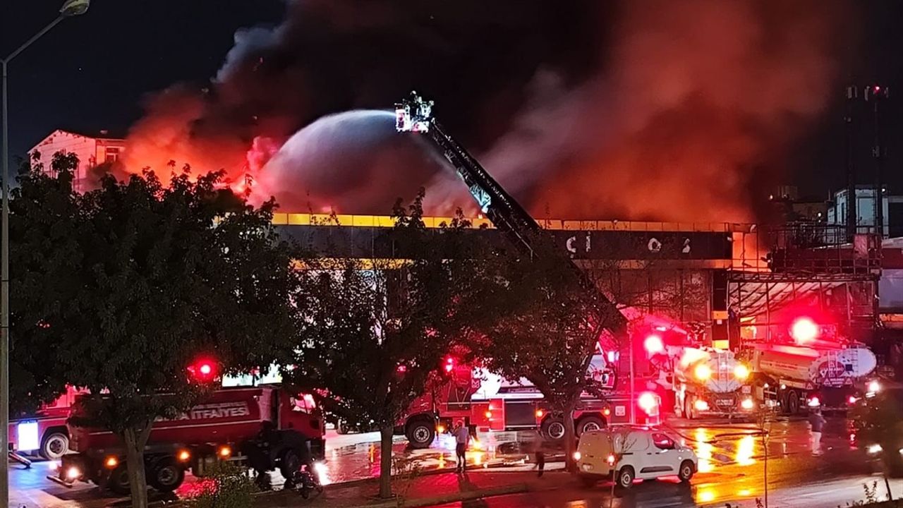 Şanlıurfa Haliliye'de plastik malzeme satan iş yerinde yangın hasara yol açtı