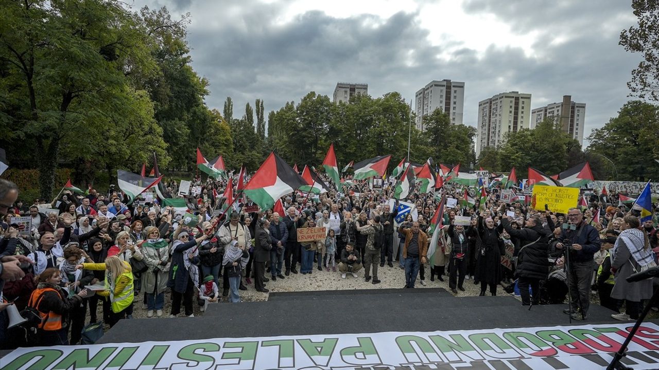 Saraybosna'da Yüzlerce Kişi Gazze'deki Eylemleri 'Soykırım' Olarak Protesto Etti