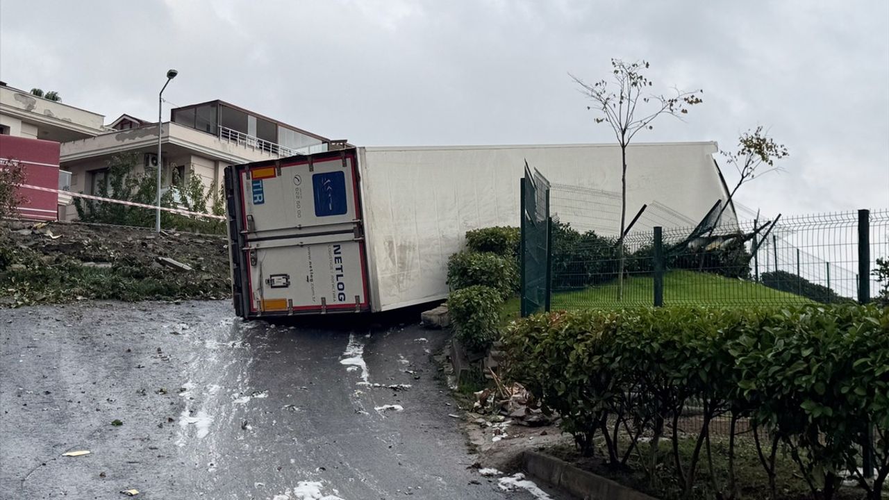 Sarıyer'de şarampole devrilen tırın sürücüsü yaralandı
