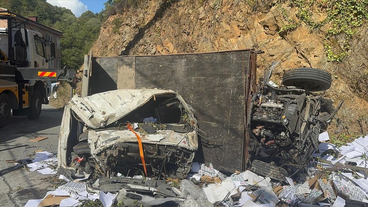 Sarıyer Dereiçi Sokak'ta şarampole devrilen kamyonette 2 kişi yaralandı