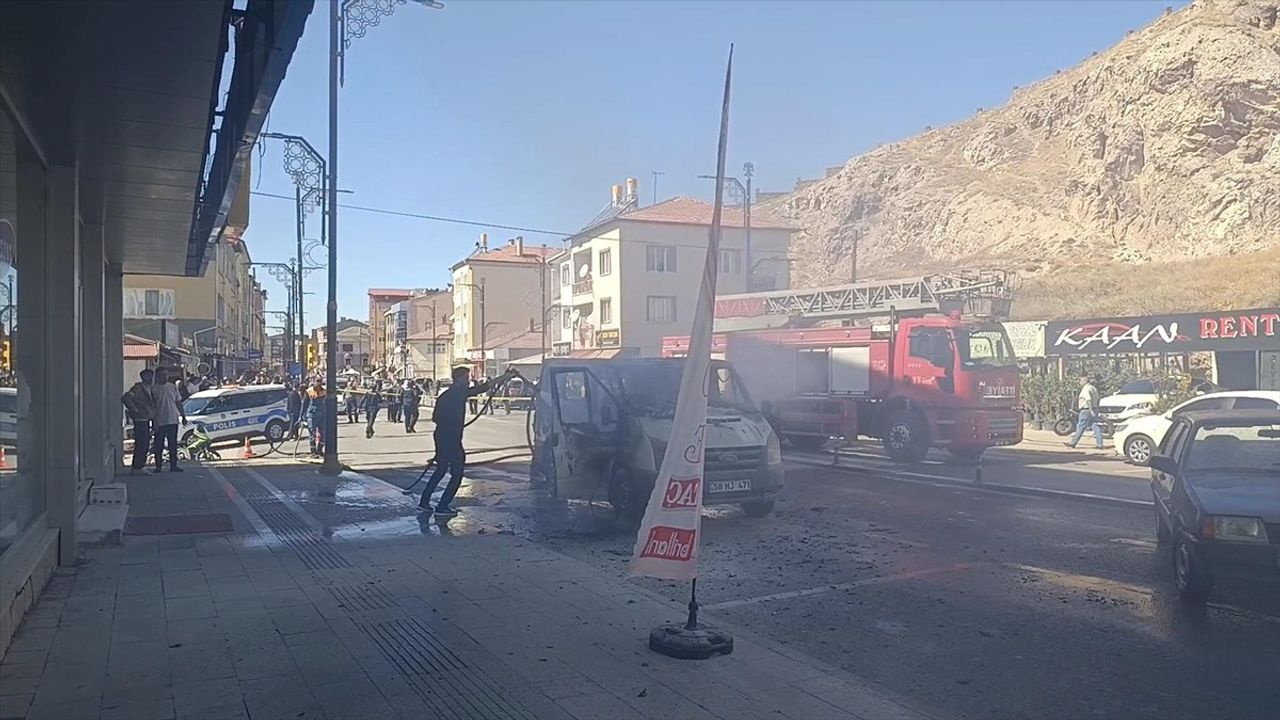 Şarkışla'da park halindeki hafif ticari araç yandı; yangın anları güvenlik kamerasında