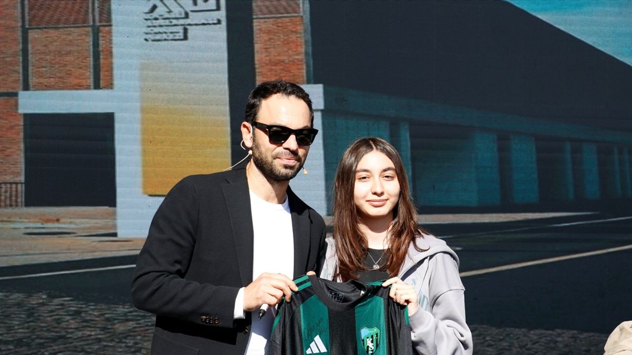 Selçuk İnan ve Kocaelispor Futbolcuları 15. Kocaeli Kitap Fuarı'nda Taraftarlarla Buluştu