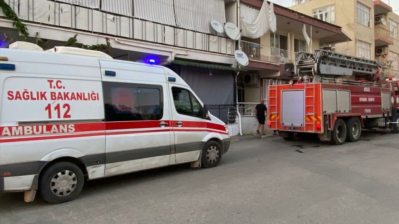 Serik'te çıkan ev yangınında muhabbet kuşu itfaiye ekiplerince kurtarıldı