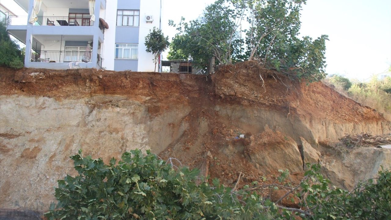 Serik'te göçük sonrası inşaat mühürlendi; ikinci göçük güvenlik kamerasında