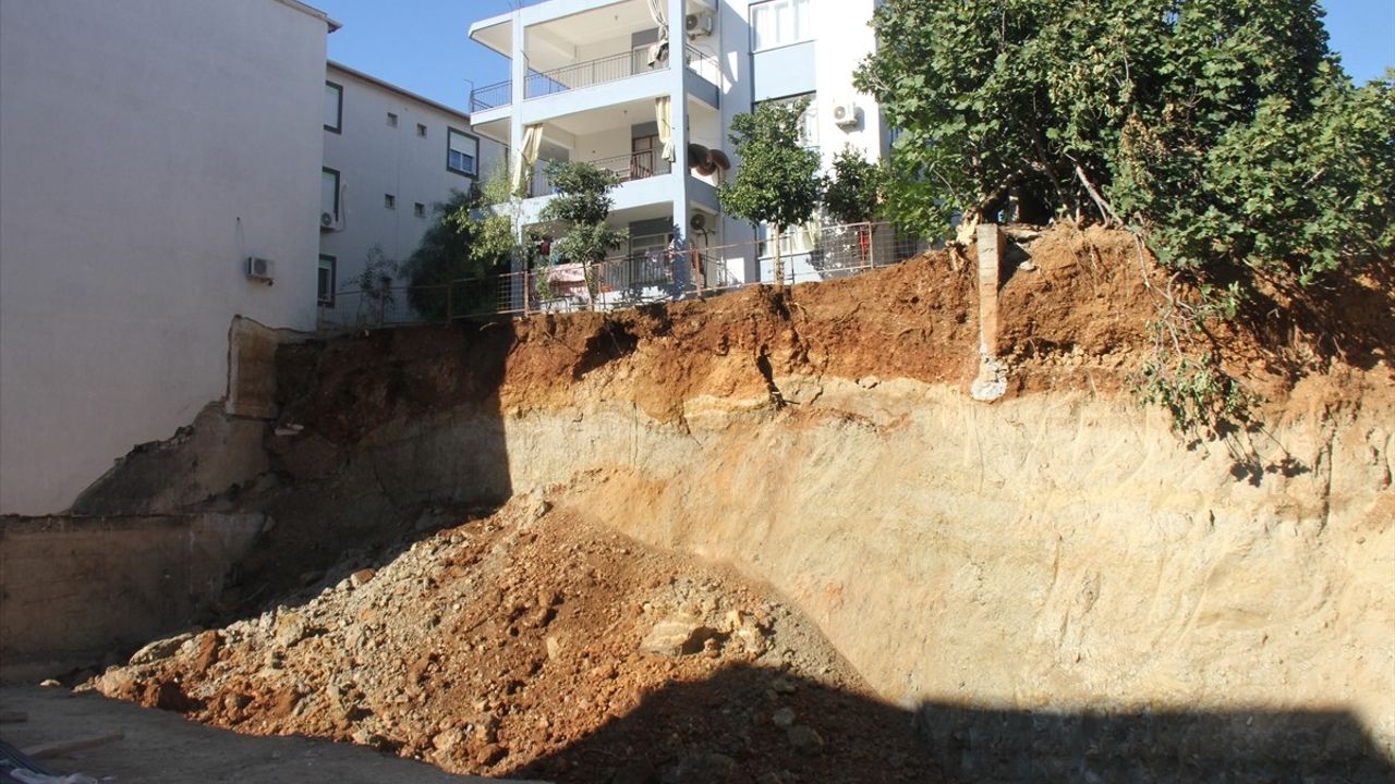 Serik'te inşaat kazısı sonucu göçük: Tahliye edilen iki aile evlerine giremiyor
