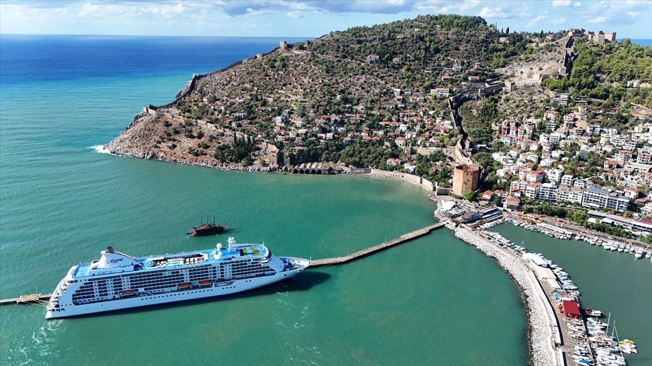 Seven Seas Voyager kruvaziyeri Alanya Limanı'na demirledi