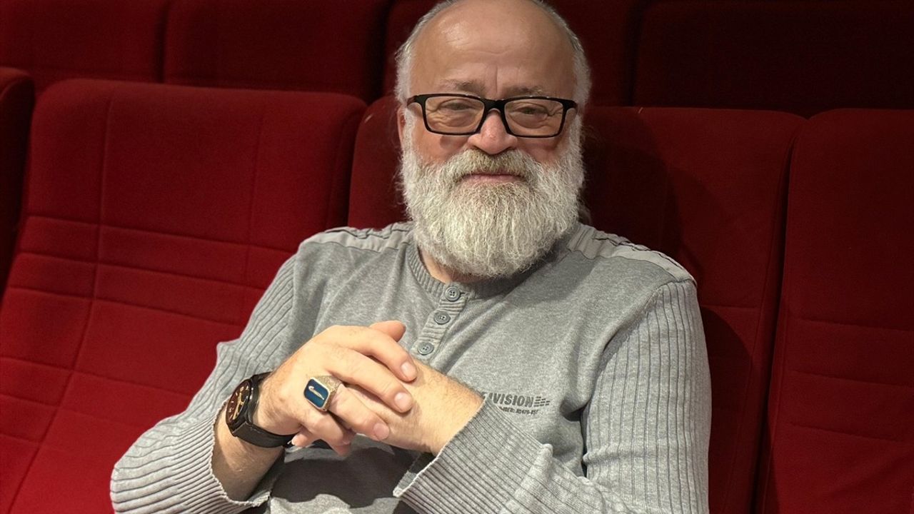 Şevval Çakar'ın 'Şev-Voll 1: İ.H.(a)L.e Bana Kaldı' gösterisi Bakırköy'de sahnelendi