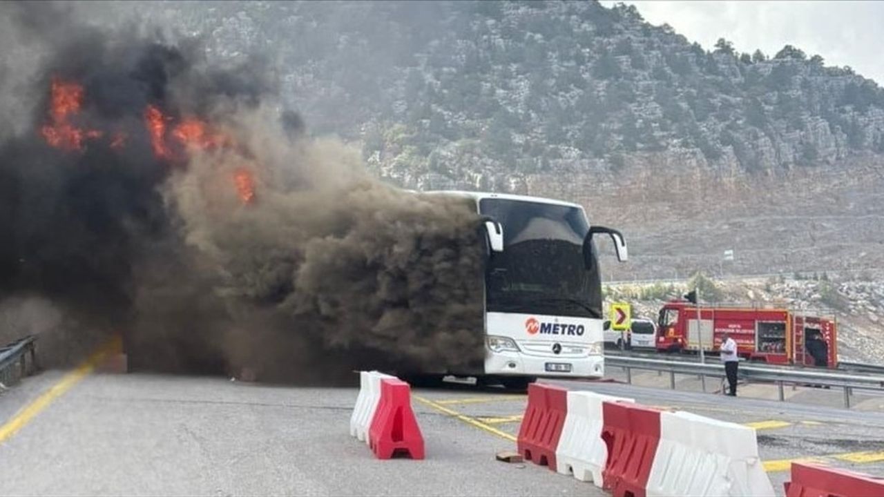 Seydişehir'de seyir halindeki yolcu otobüsünde yangın: 42 BEH 551 kullanılamaz hale geldi