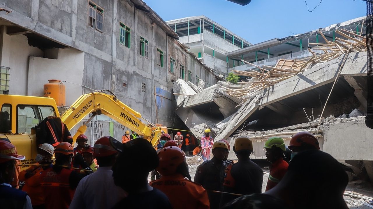 Sidoarjo'da tadilattaki yatılı okulun çökmesi: arama kurtarma çalışmaları sürüyor