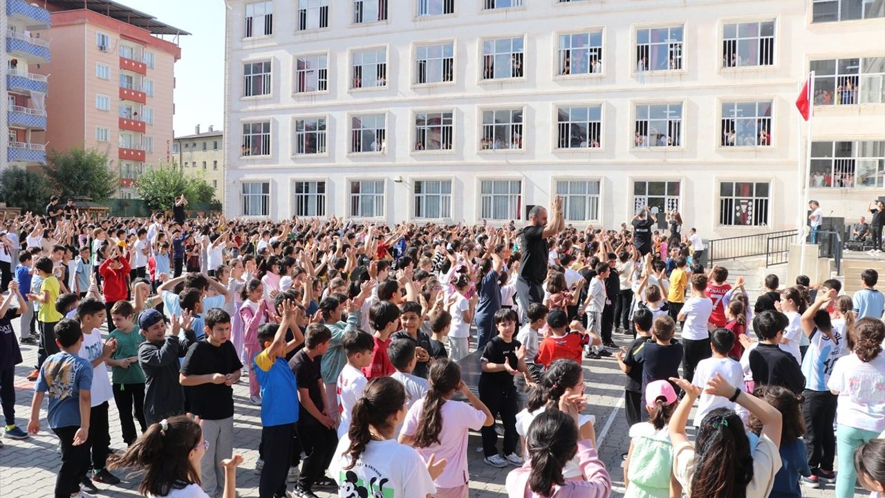 Siirt'te 1600 Öğrenci Aynı Anda Spor Yaptı: Obezite ve Dijital Bağımlılıkla Mücadele Etkinliği