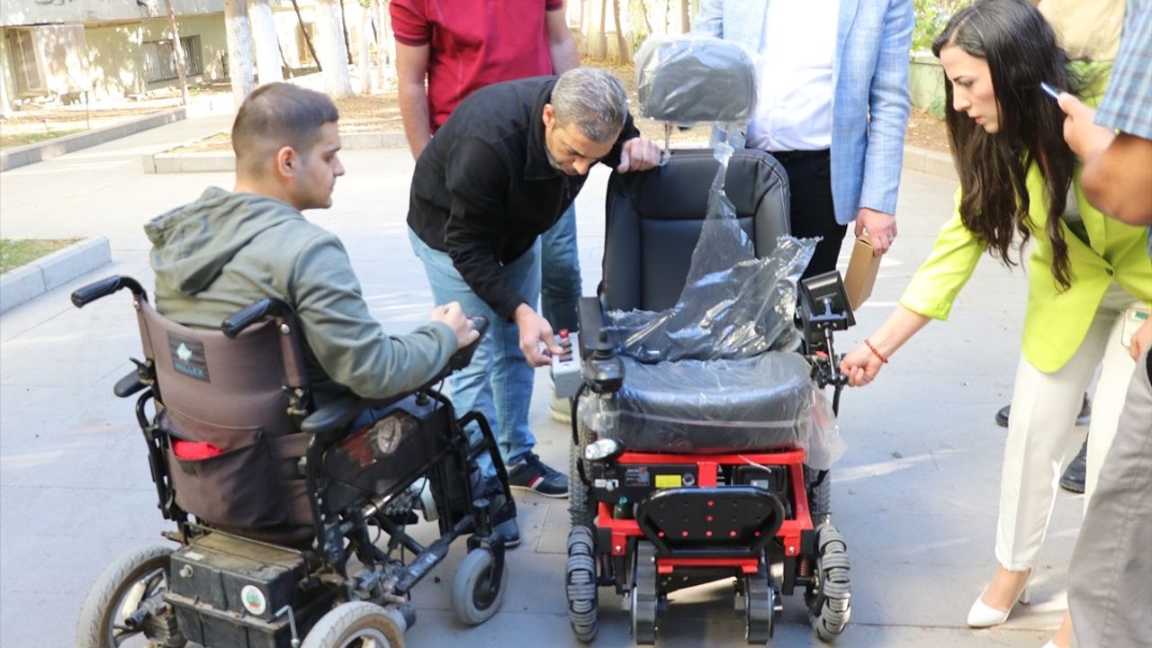 Siirt'te 27 yaşındaki Hakim Kaya'ya merdiven çıkabilen tekerlekli sandalye verildi