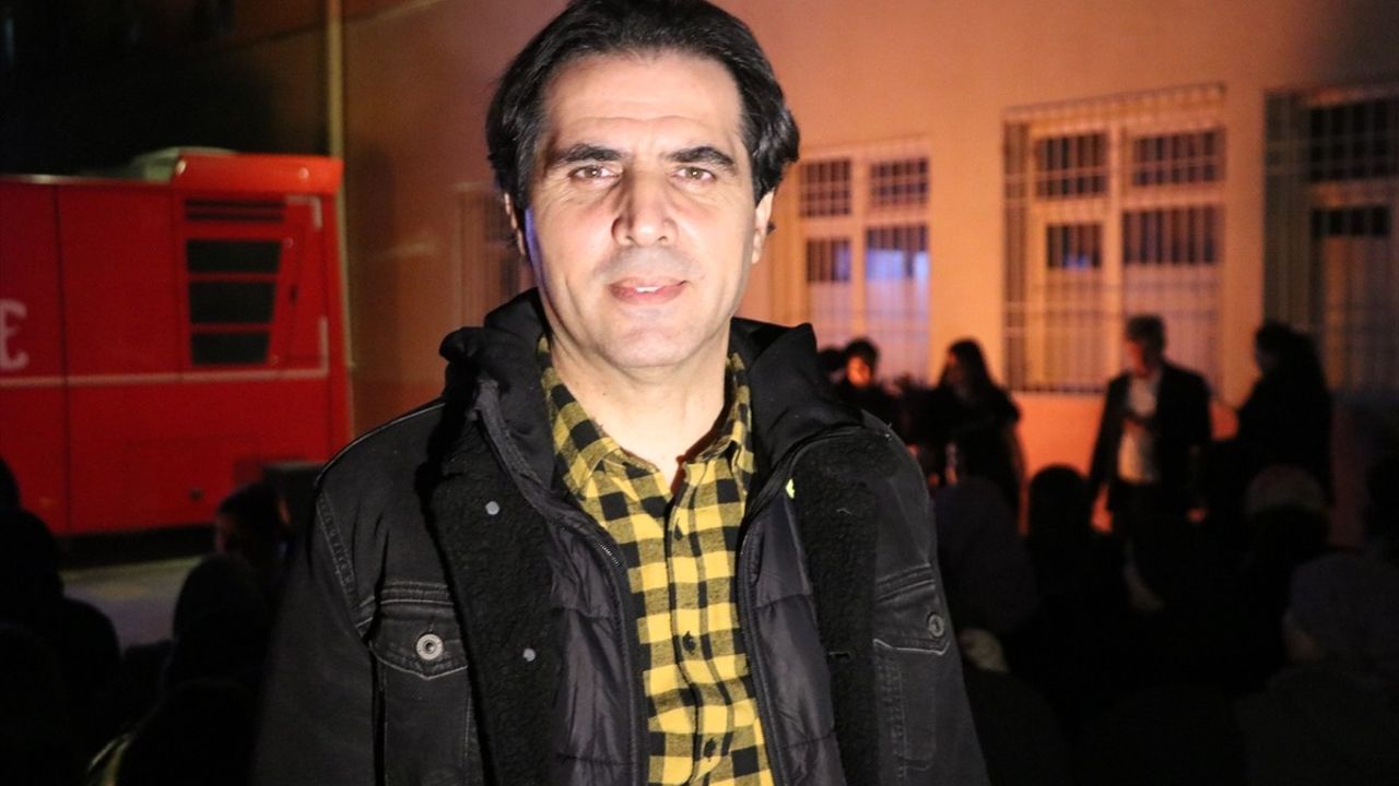 Siirt'te gezici sinema otobüsü yurt ve pansiyonlardaki öğrencilere açık hava film gösterimleri sunuyor