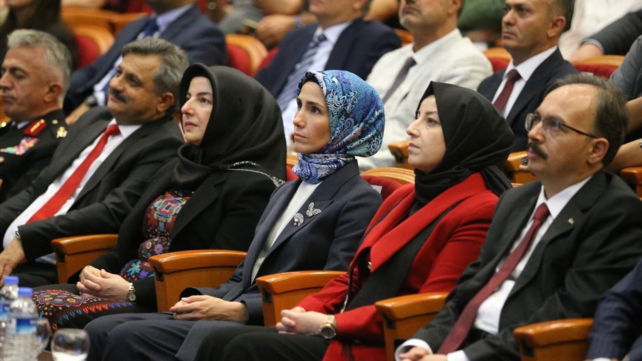 Siirt'te 'Toplumsal Huzur Sürecinde Türkiye: Değişimin Öznesi Olarak Kadın' paneli düzenlendi