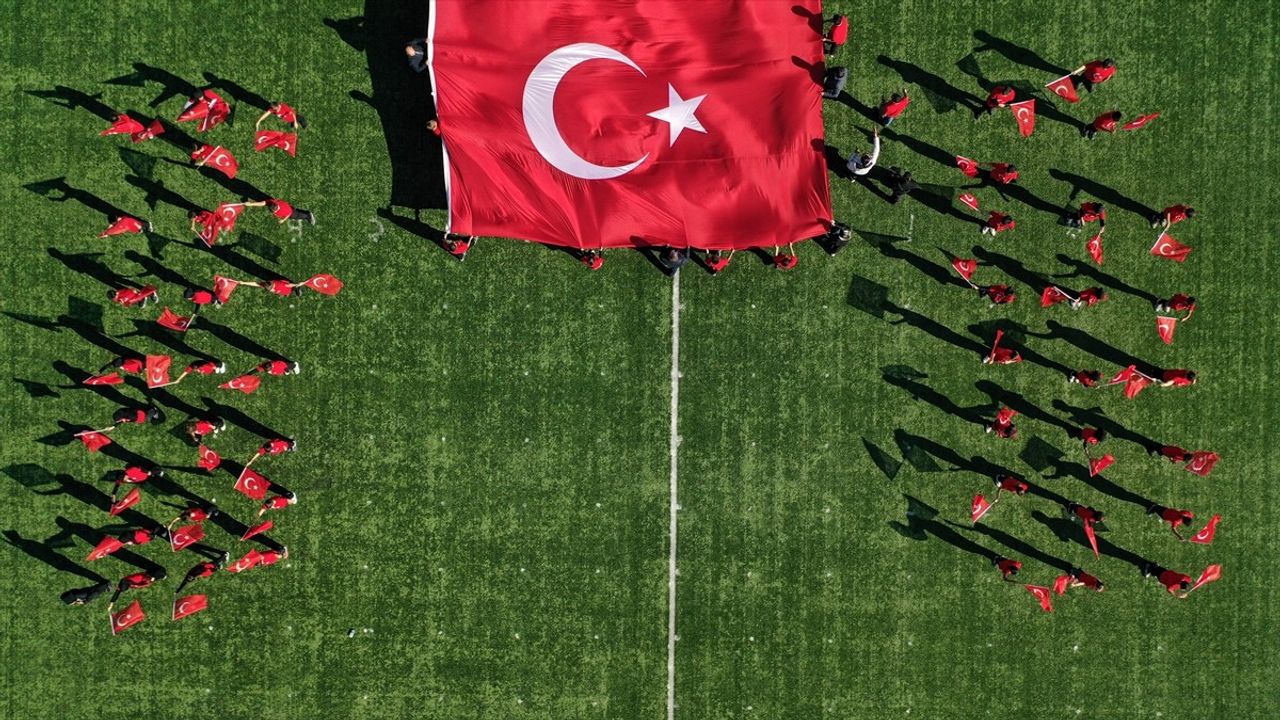 Sındırgı'da 29 Ekim kutlaması: Deprem sonrası Cumhuriyet coşkusu Atatürk Stadyumu'nda