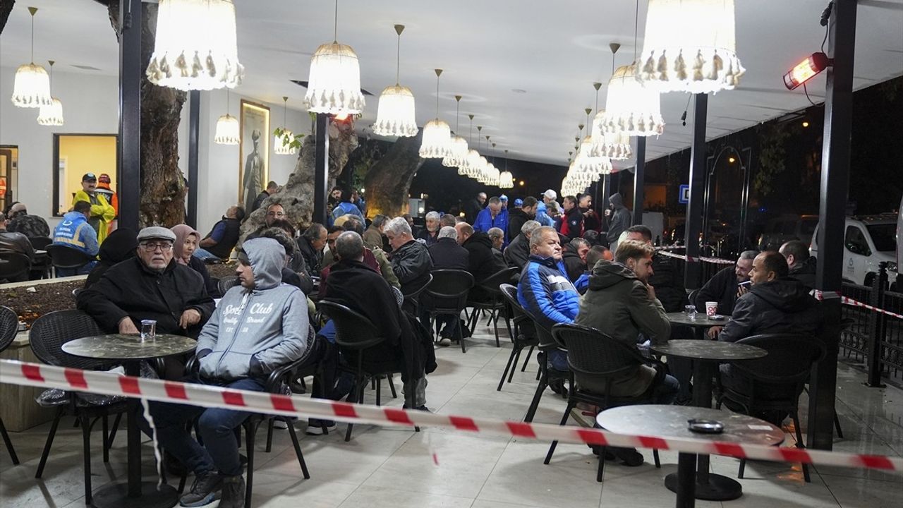 Sındırgı'da 6,1 büyüklüğündeki deprem sonrası sağanak, hasar tespit ve yardım çalışmalarını zorluyor