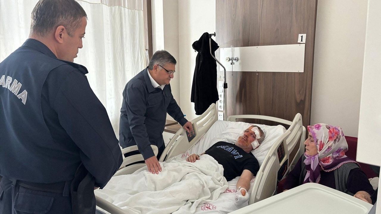 Sinop Gerze'de otobüs kazası: 13 yaralı, Vali Mustafa Özarslan yaralıyı ziyaret etti