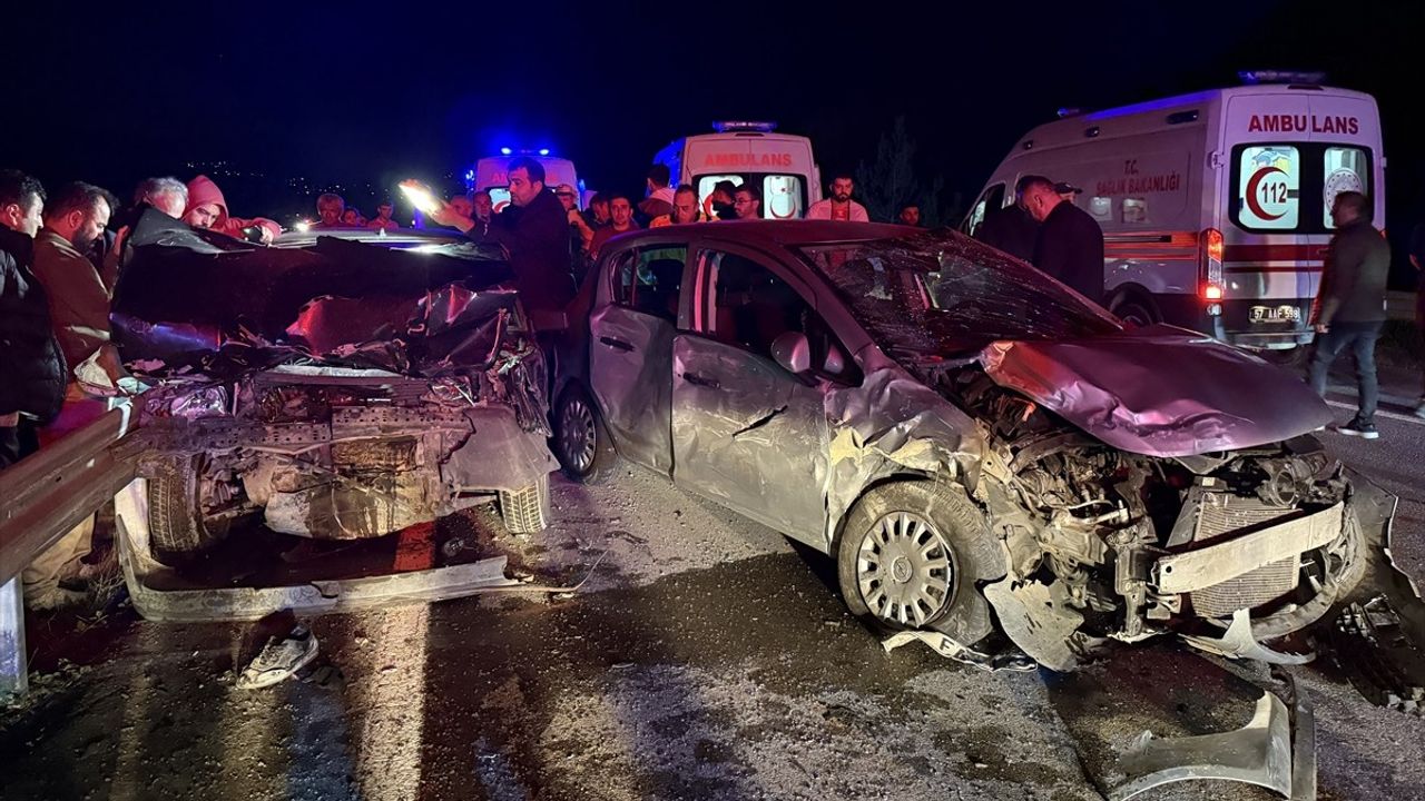 Sinop Gerze'de yol kenarında lastik değiştiren araca çarpma: 4 kişi yaralandı