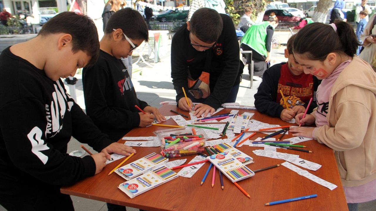 Sinop'ta 'Filistinli çocuklar için çiz' etkinliği: Gazze'ye selam ve umut resimleri
