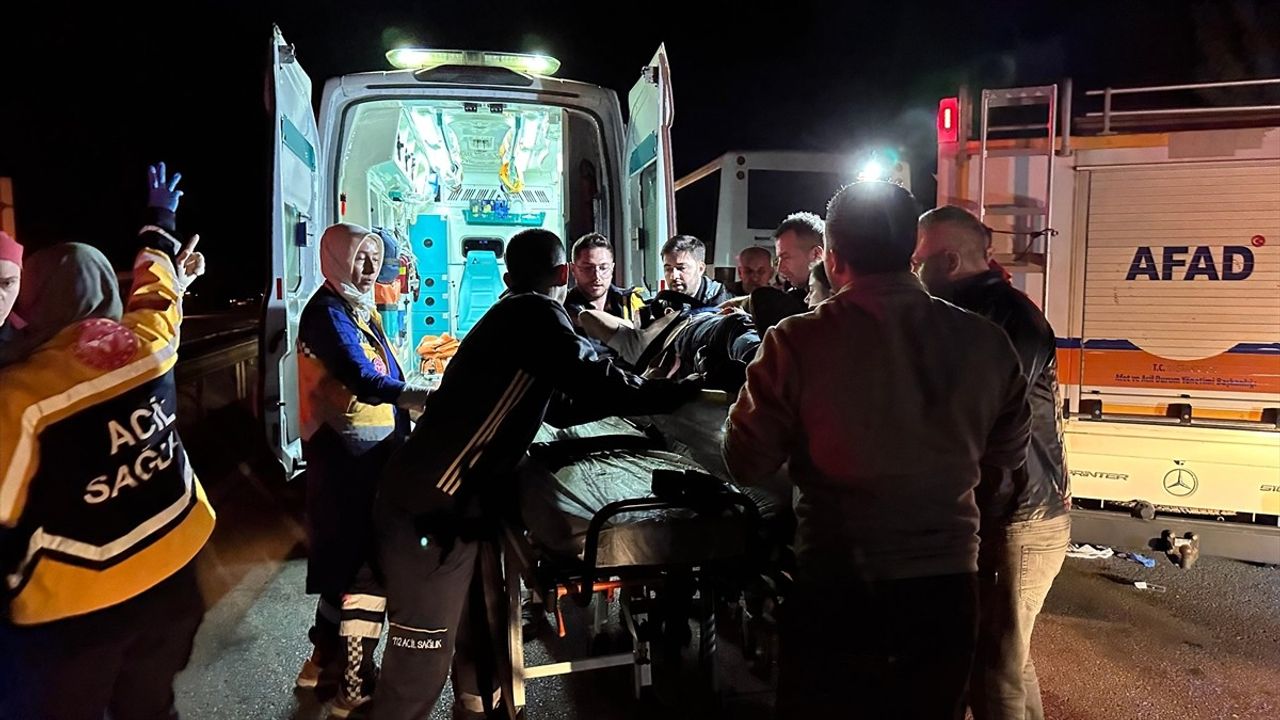 Sinop'ta işçi taşıyan otobüs ile yolcu otobüsü çarpıştı: 12 yaralı