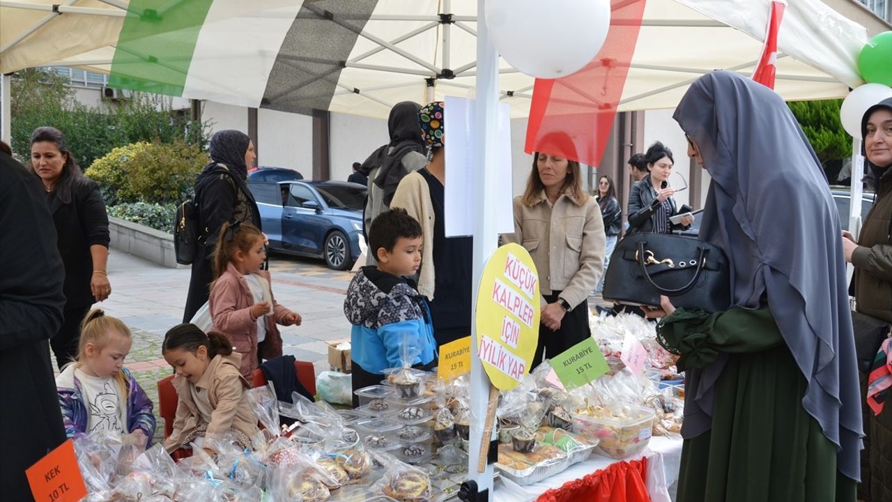 Sinop'ta öğrenciler Gazze için yardım kermesi düzenledi