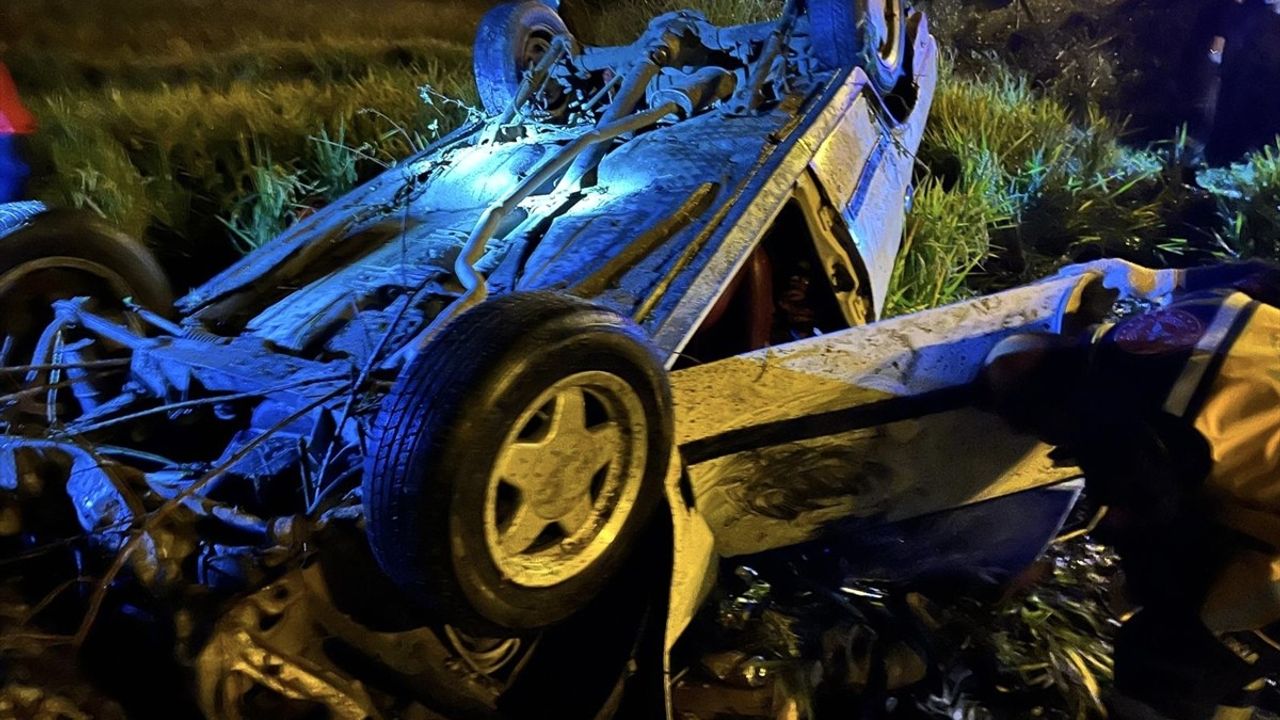 Sinop'un Boyabat ilçesinde otomobil tarlaya devrildi: 1 ölü, 1 yaralı