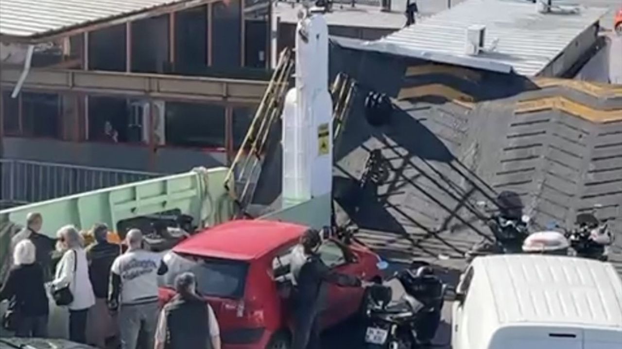 Sirkeci'de Harem-Sirkeci hattında arabalı vapur iskeleye çarptı