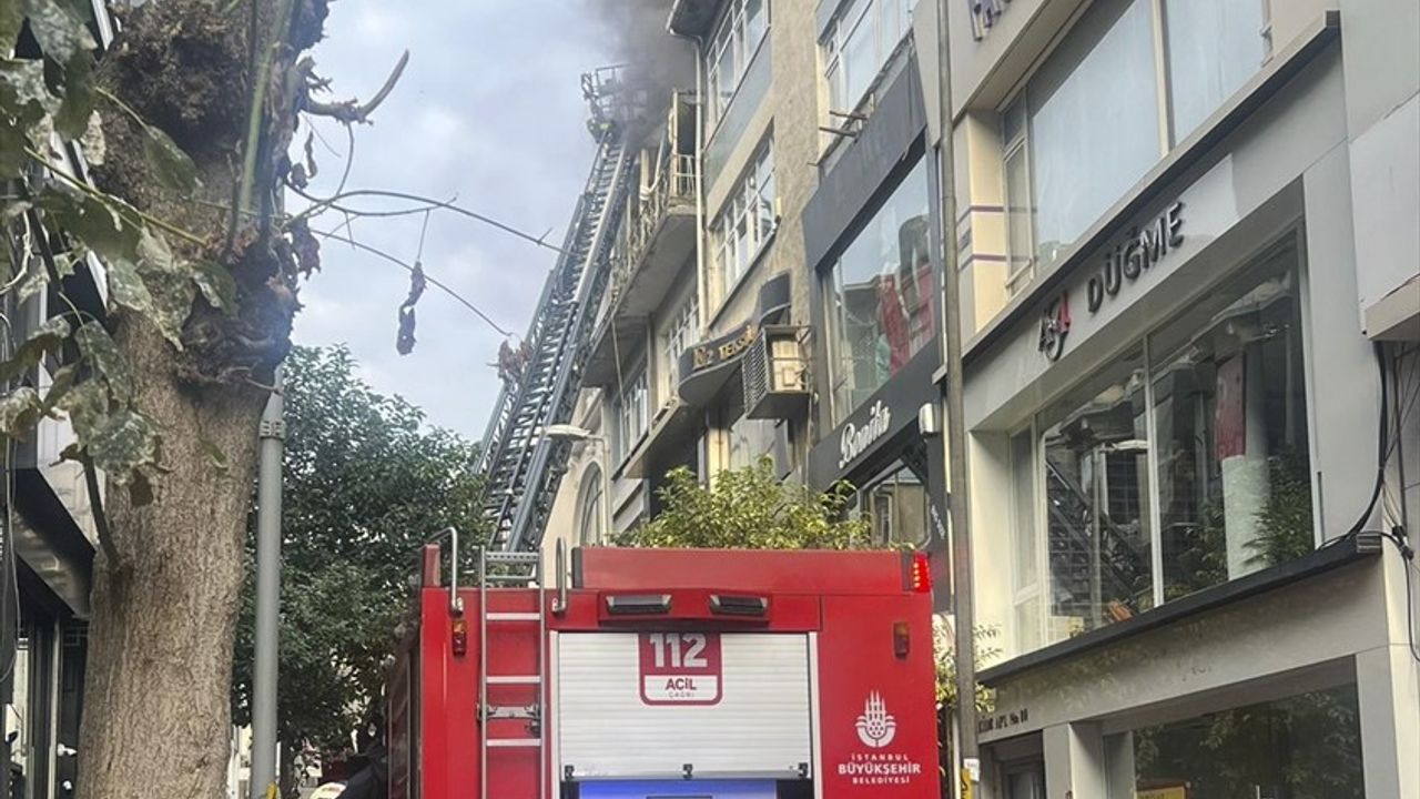 Şişli'de 4 katlı binanın en üst katında çıkan yangında 1 kişi hayatını kaybetti