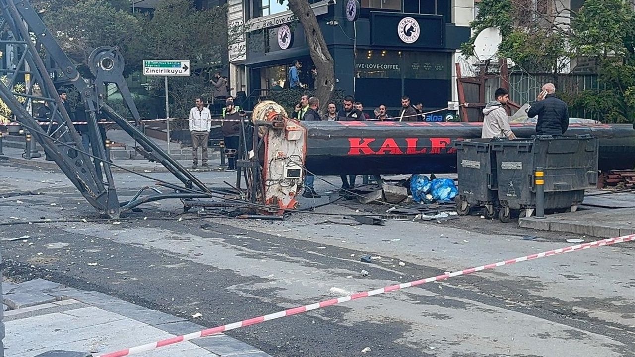 Şişli'de inşaat vinci Şişli Zübeyde Hanım Kız Yurdu'na devrildi; yaralanma yok