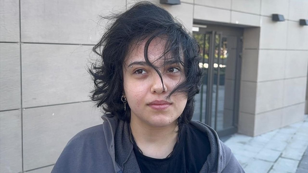 Şişli Fulya'da inşaat vinci yurt binasına devrildi, öğrenciler tahliye edildi