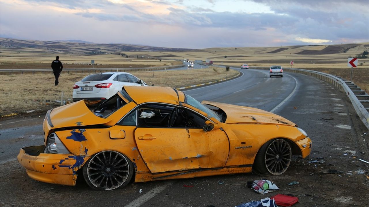 Sivas'ın Gemerek ilçesinde iki otomobil çarpıştı, sürücüler ağır yaralandı