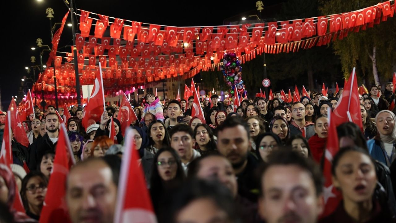 Sivas'ta 29 Ekim: Cumhuriyet'in 102. yılı fener alayıyla kutlandı