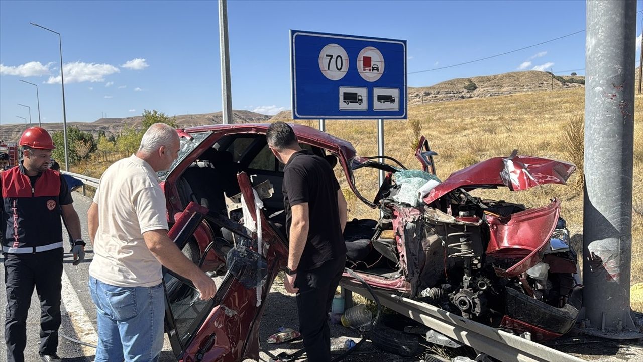 Sivas'ta otomobil ile hafif ticari aracın çarpışması: 10 kişi yaralandı