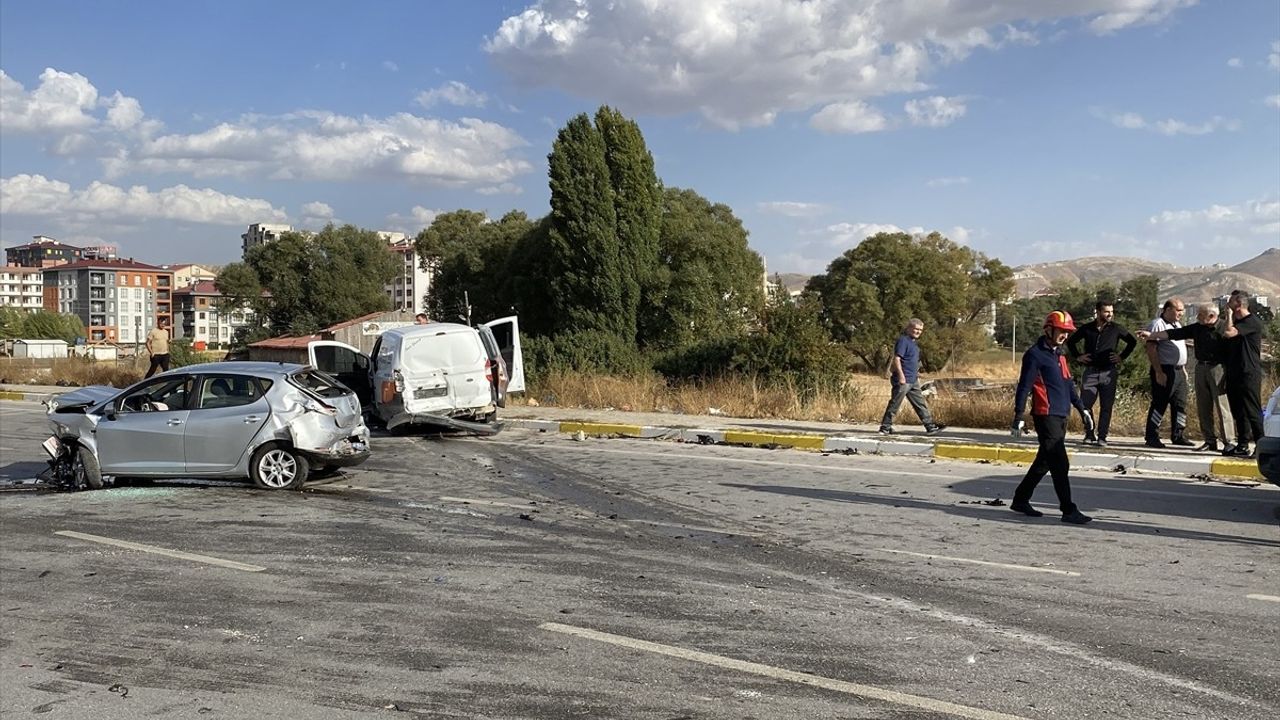 Sivas'ta üç aracın karıştığı kazada 1 kişi yaşamını yitirdi, 4 kişi yaralandı
