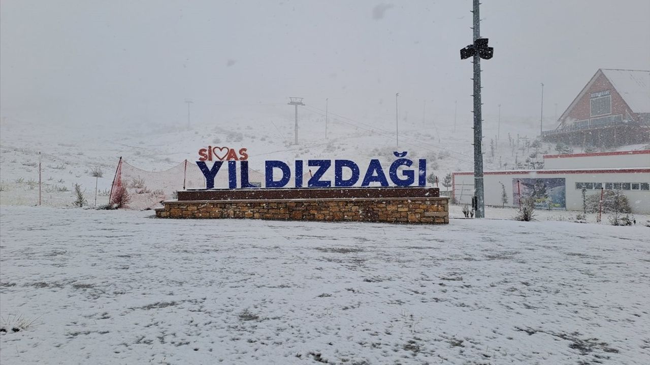 Sivas'ta Yıldız Dağı Kayak Merkezi'ne Mevsimin İlk Karı Düştü