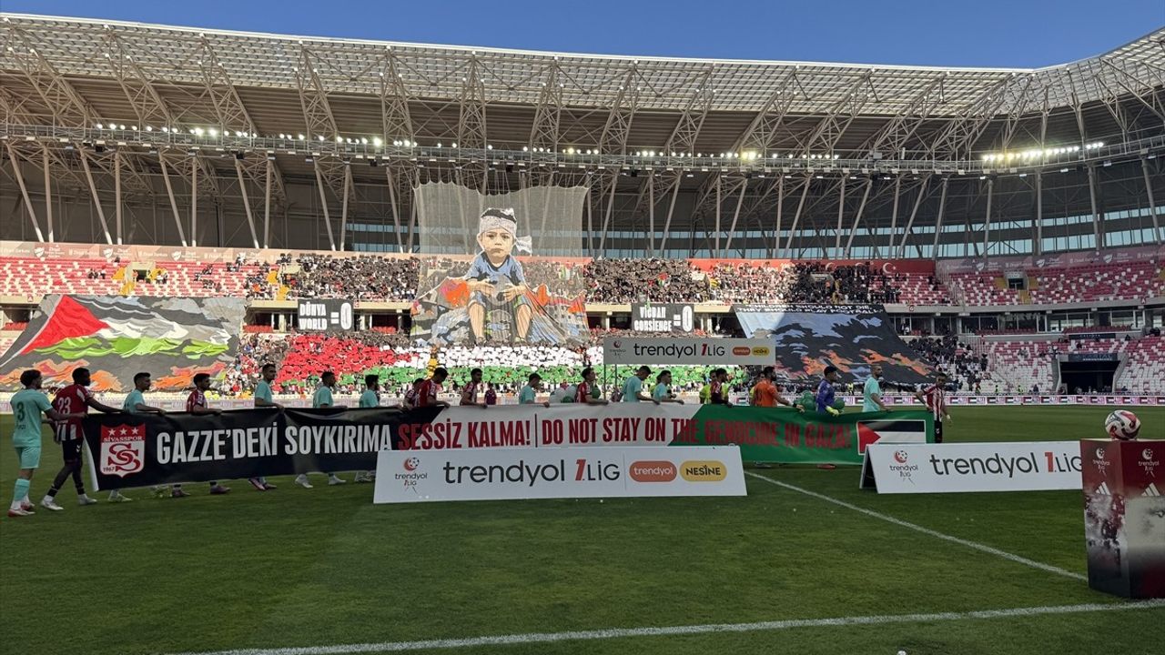 Sivasspor taraftarlarından Gazze'ye destek: 'Dünya:0-Vicdan:0' koreografisi