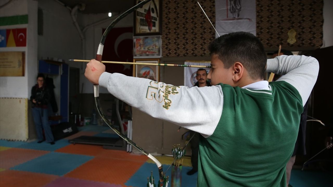 Sivrihisar'da Yeni Osmanlılar Kulübü geleneksel Türk okçuluğunu genç kuşaklara aktarıyor