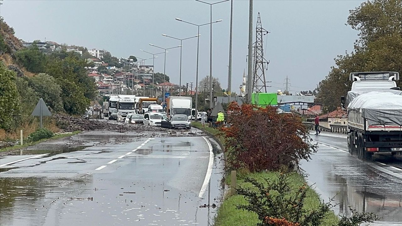 Söke'de Sazlı mevkisinde toprak kayması Aydın-Söke kara yolunda ulaşımı aksattı